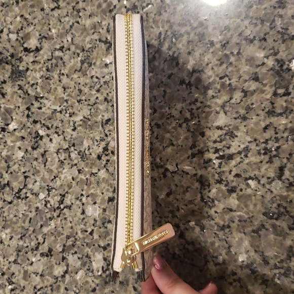 Vanilla/Tan wallet - Picture 2 of 3